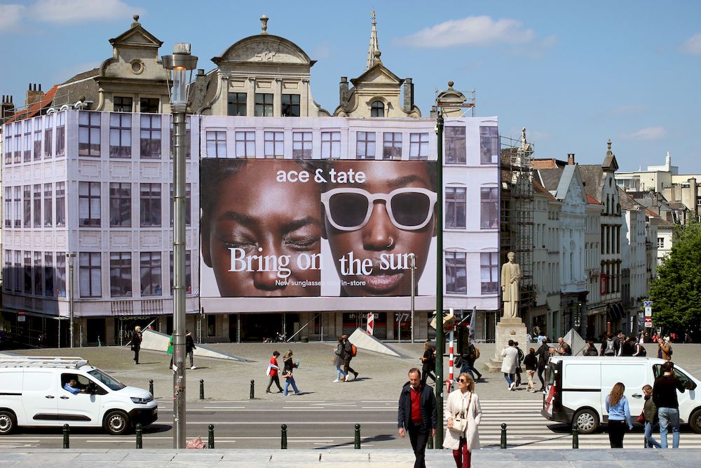 Táo bạo như billboard của Ace & Tate: Quảng cáo kính râm nhưng không sử dụng... hình ảnh đôi kính nào